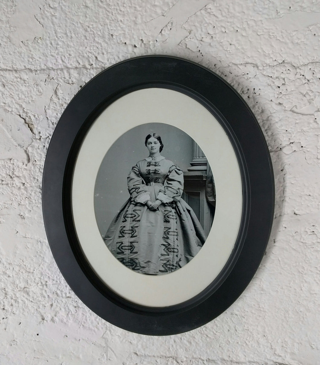 3030 Round Framed Photo of Woman Victorian Era