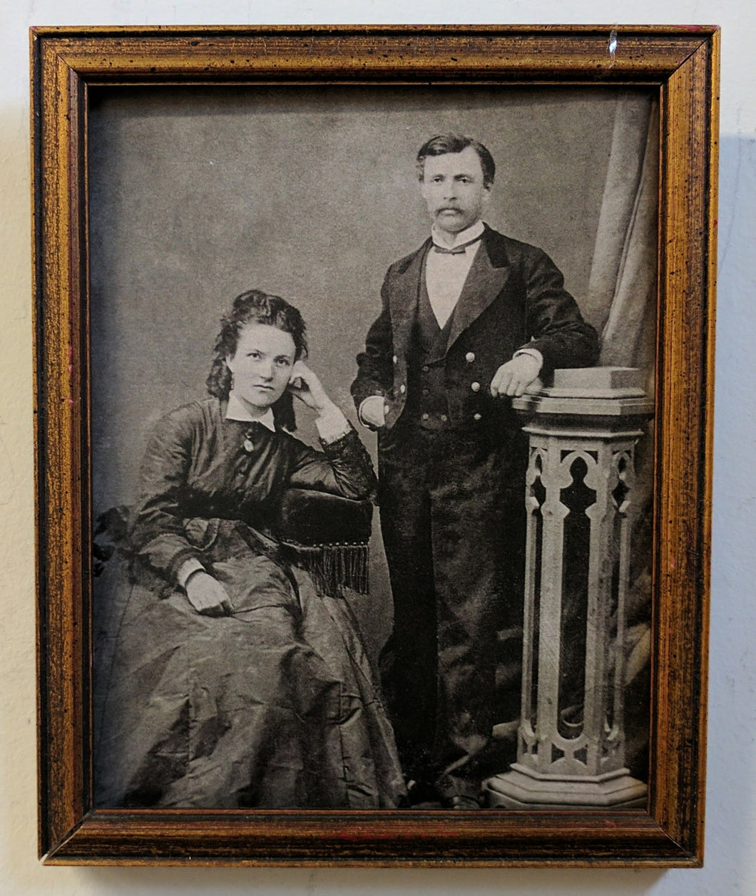 3079 Victorian Era Couple Black and White
