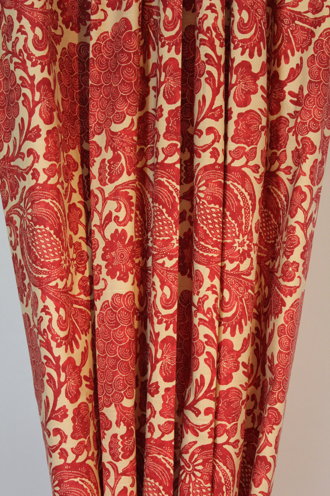 9019 - Gold / Red Classical Print - Rod Pocket