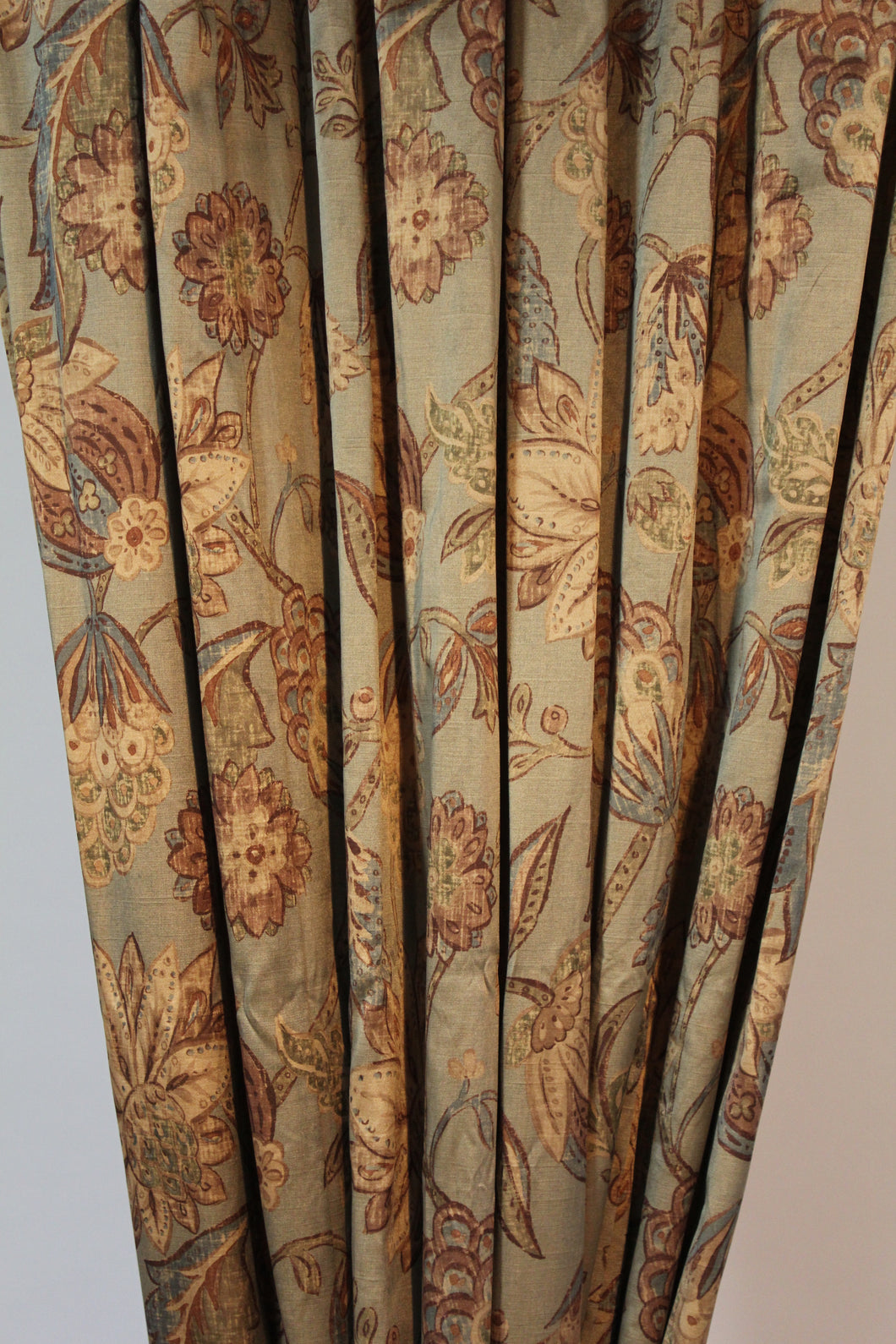 9020 - Vintage/Classic Drapery - Muted Tones, Floral Print - French Pleat